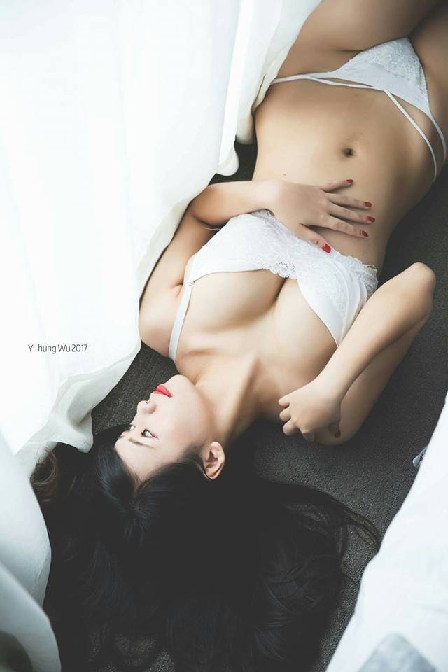 殺手級胸器！白嫩飽滿的「終極南半球」！衣服撐不住啦！
