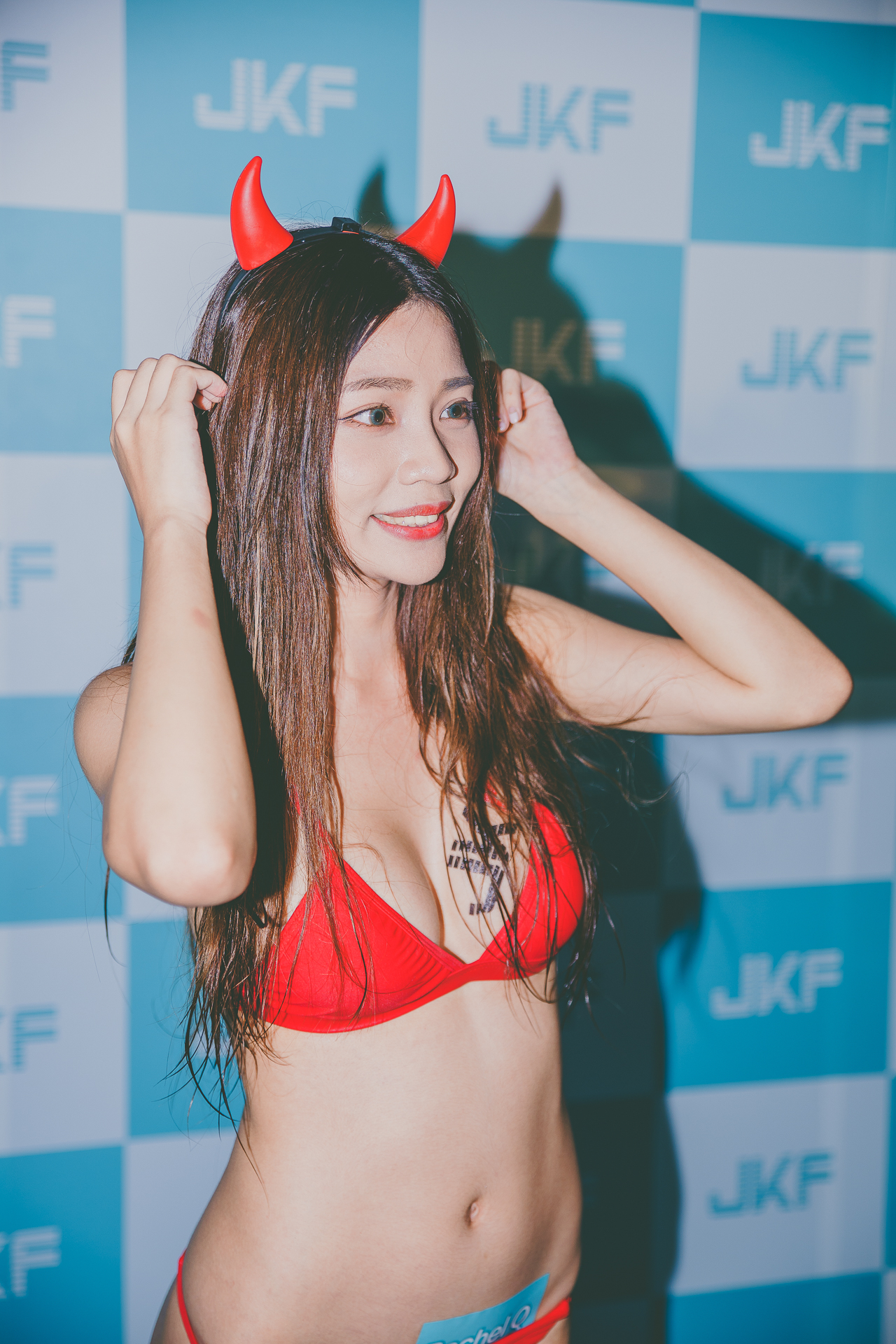 好兇猛！「F奶辣模」開放性感「側乳福利」泳池Party全嗨翻！