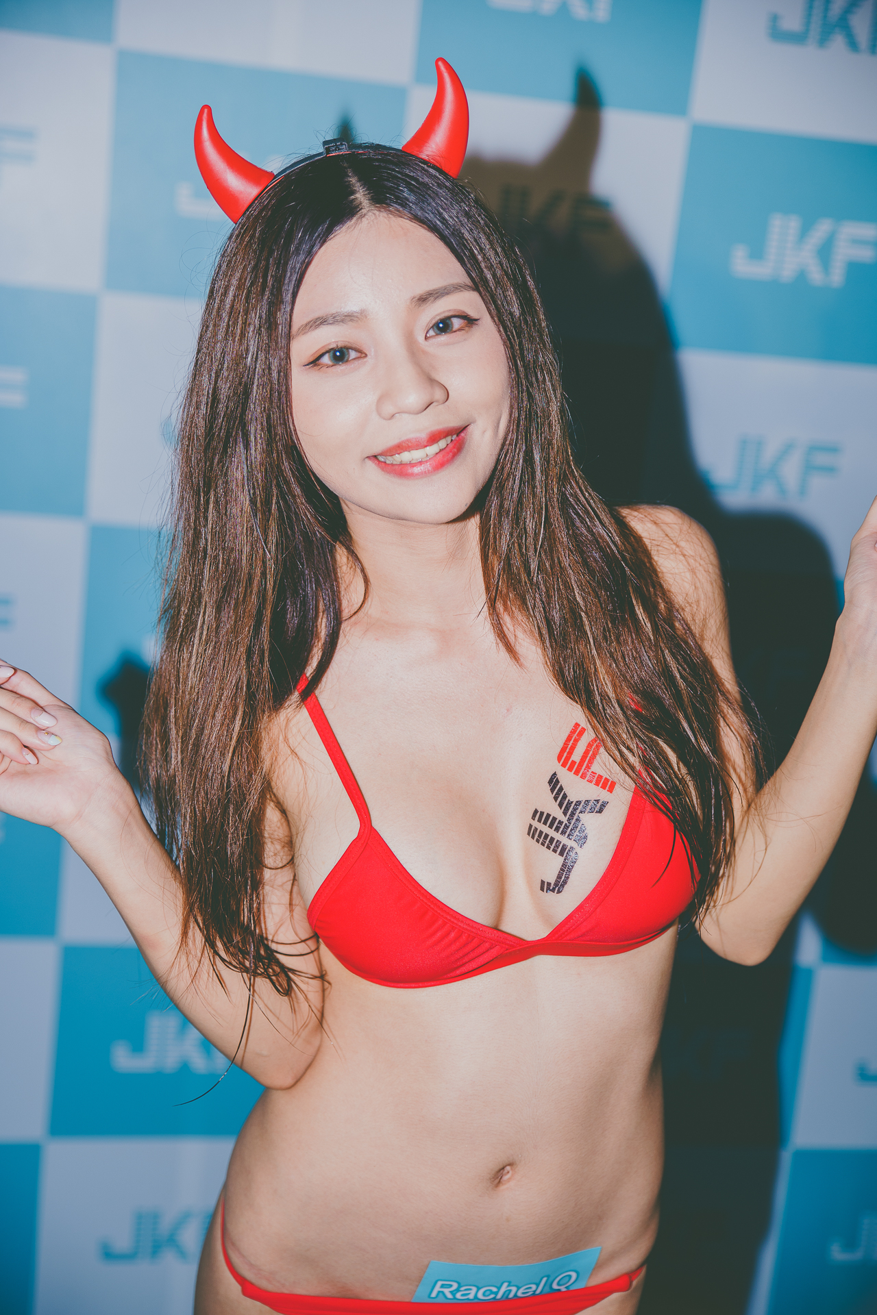 好兇猛！「F奶辣模」開放性感「側乳福利」泳池Party全嗨翻！
