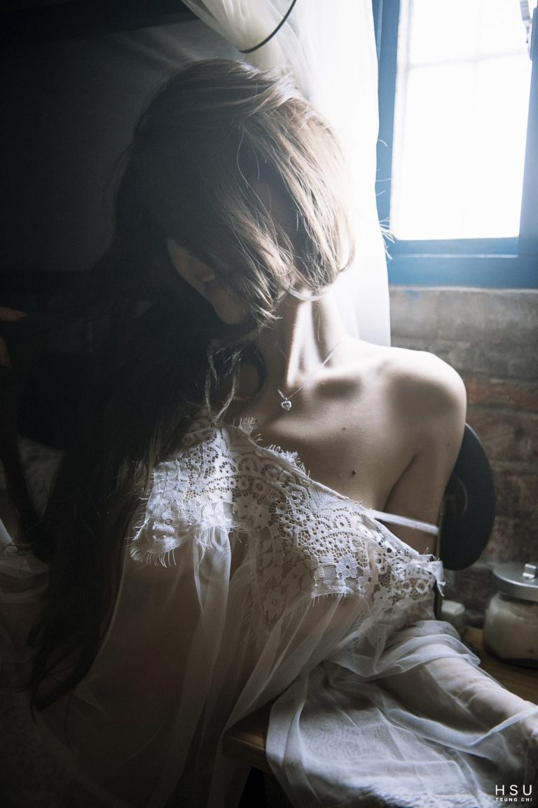 與女神Kimberlly在山中小屋獨處，山城美人計的「薄紗誘惑」你受得了嗎？