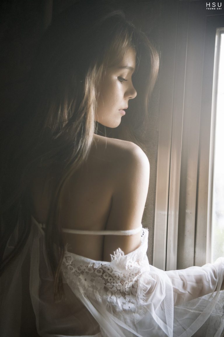 與女神Kimberlly在山中小屋獨處，山城美人計的「薄紗誘惑」你受得了嗎？