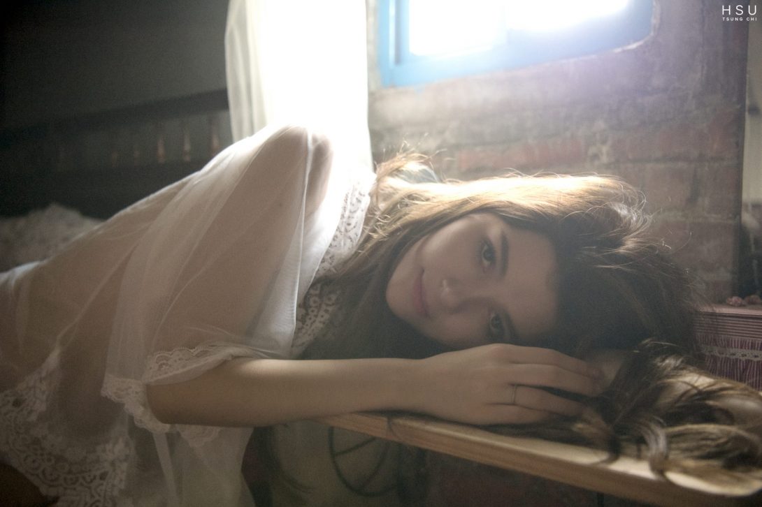 與女神Kimberlly在山中小屋獨處，山城美人計的「薄紗誘惑」你受得了嗎？