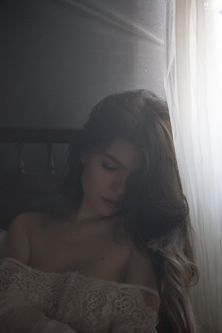 與女神Kimberlly在山中小屋獨處，山城美人計的「薄紗誘惑」你受得了嗎？