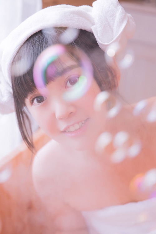 萌就是真理！「激似小敏」的妹妹找你一起洗泡泡浴，還不快進來！