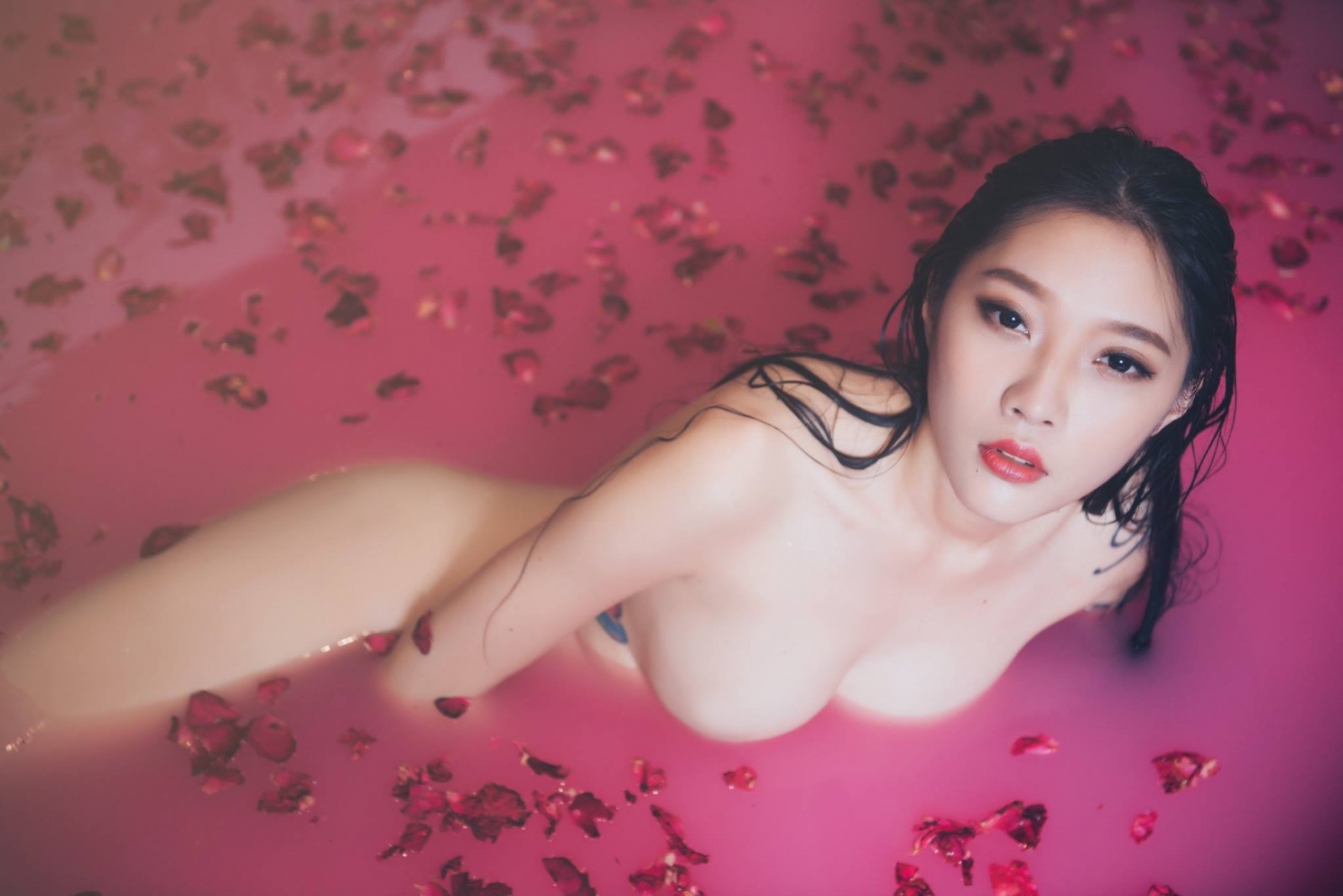 超激尺度！台中「美乳辣模」尺度全開，性感時尚轟炸你的視神經！