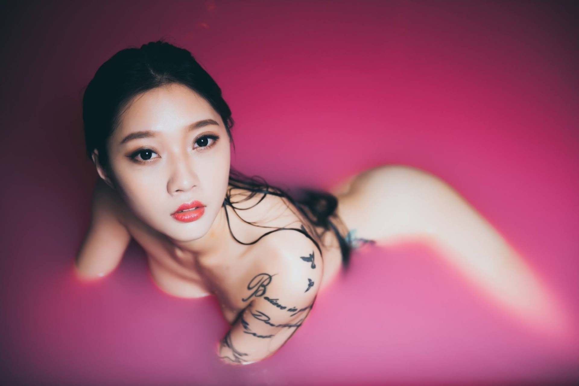 超激尺度！台中「美乳辣模」尺度全開，性感時尚轟炸你的視神經！