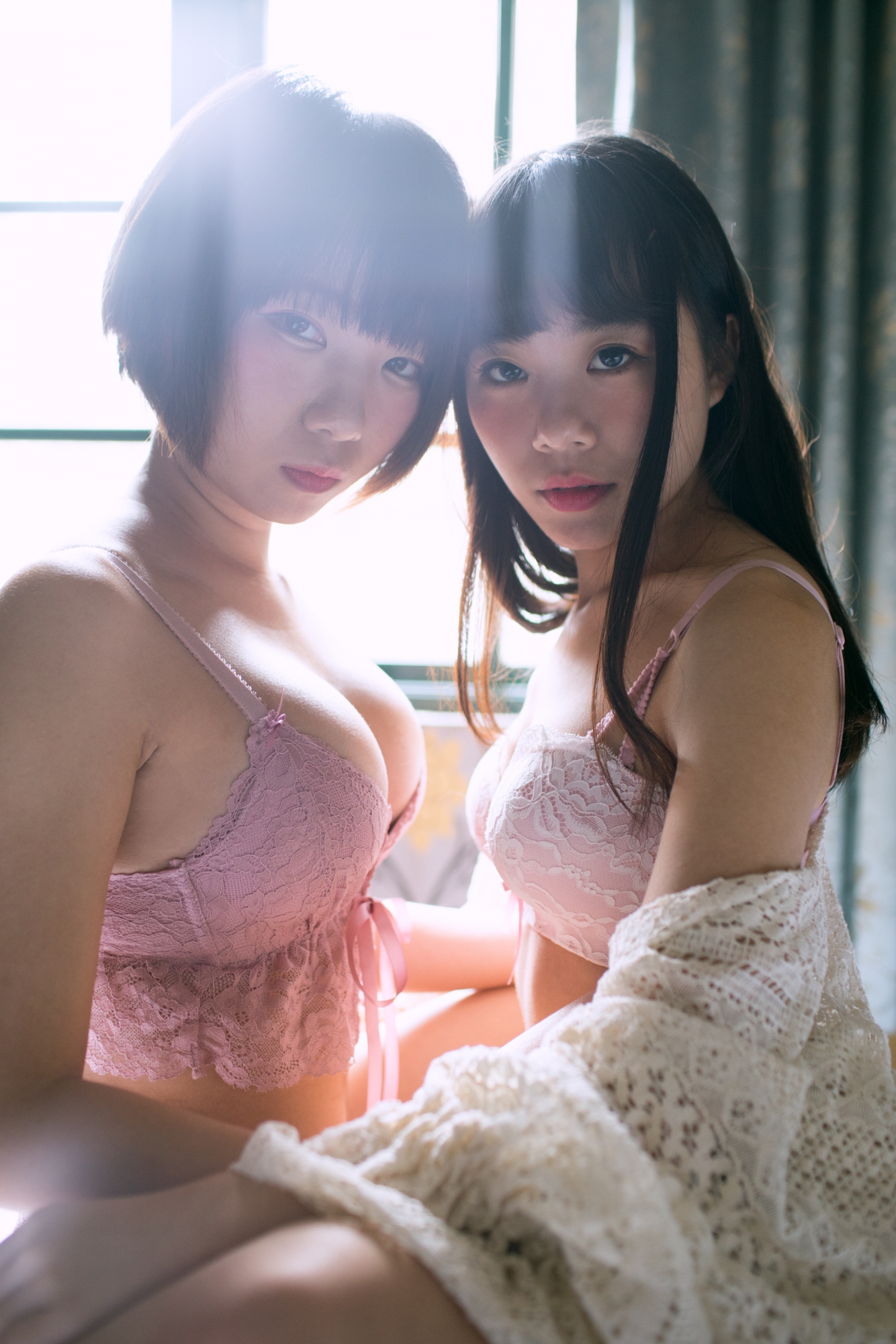 最強「慾女聯合」！「攝影師CK」鏡下最狂野、最色氣的M系少女雙重奏！