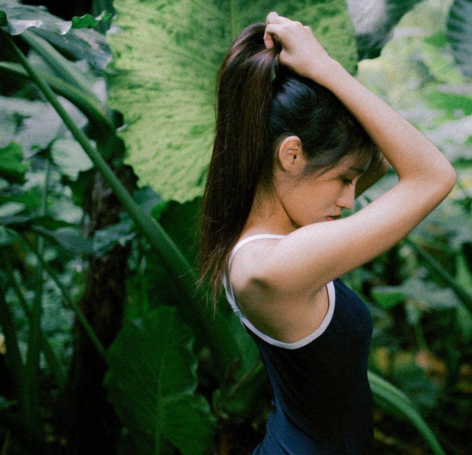 人生就是不停戀愛！「陽光系小護士」性感胴體與甜美微笑，讓人一秒戀愛！