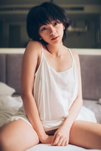 主子忠心護奴才！「性感正妹」上空抱貓皇巧妙遮點，好想跟那隻喵星人換位子啊！