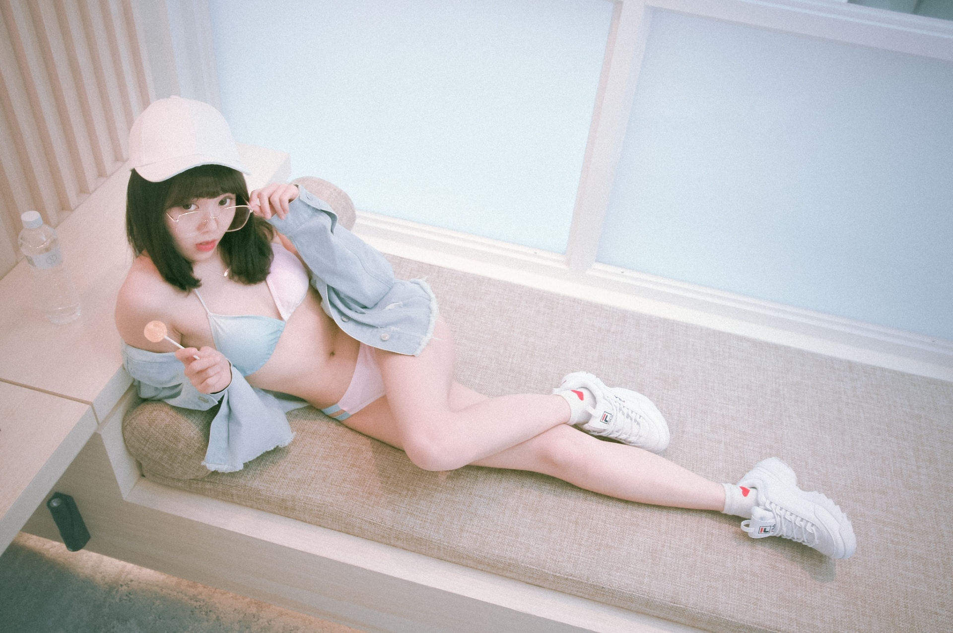 性感撩人的吃棒棒糖！「甜美女孩」美臀與美乳的誘惑，吃糖也可以很性感！