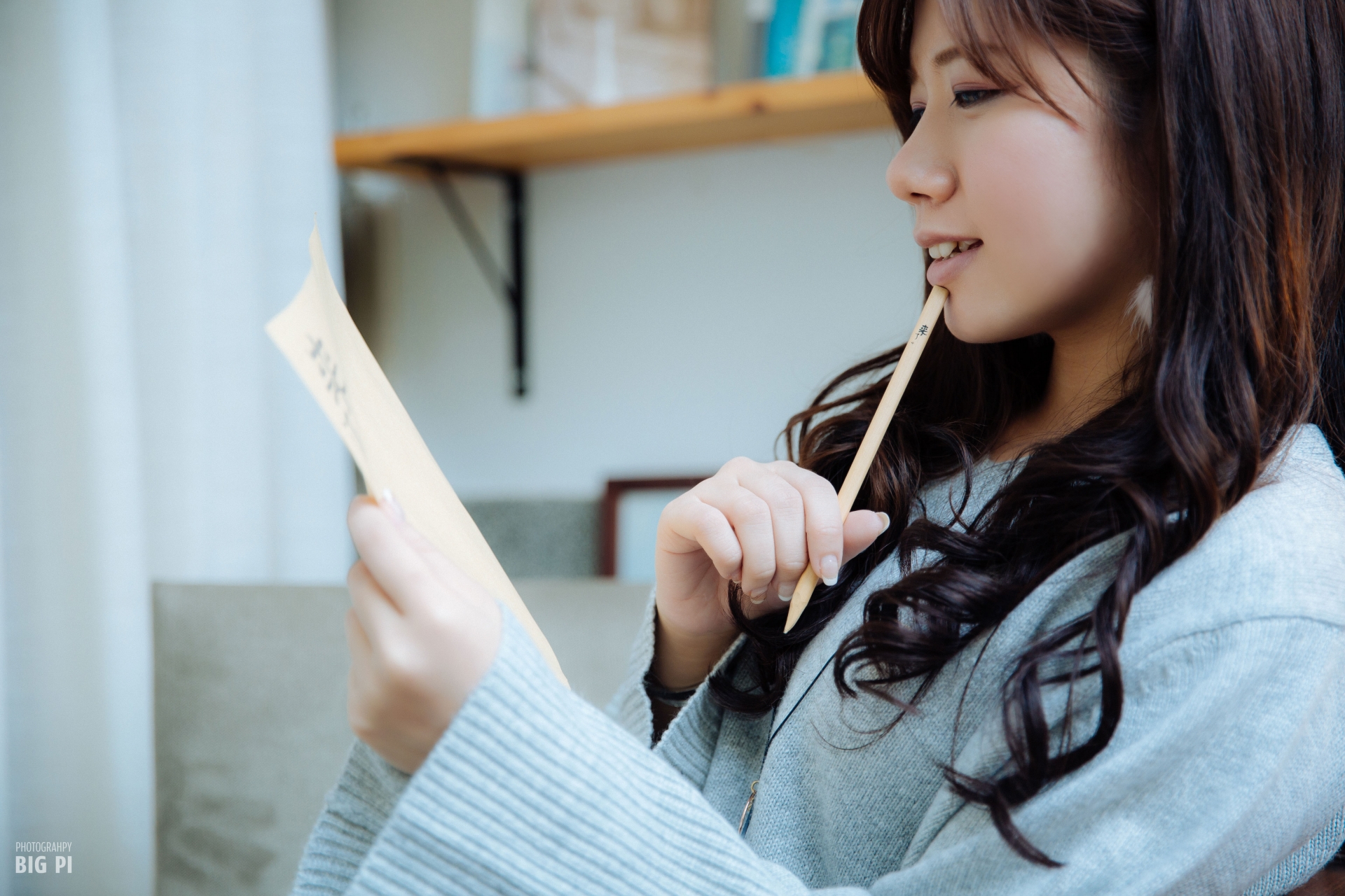 你怎麼可以偷看！「甜心女孩」眼神羞澀，那脫一半的胖次挑逗著你每根神經！