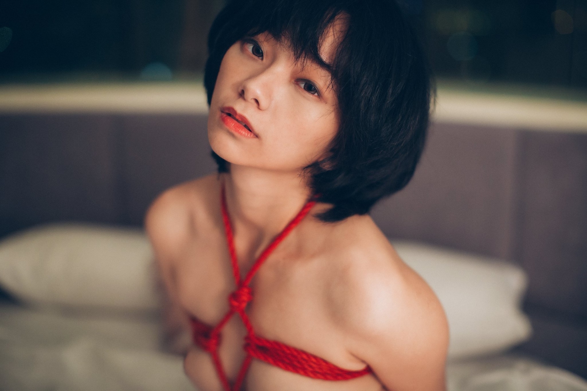 主子忠心護奴才！「性感正妹」上空抱貓皇巧妙遮點，好想跟那隻喵星人換位子啊！