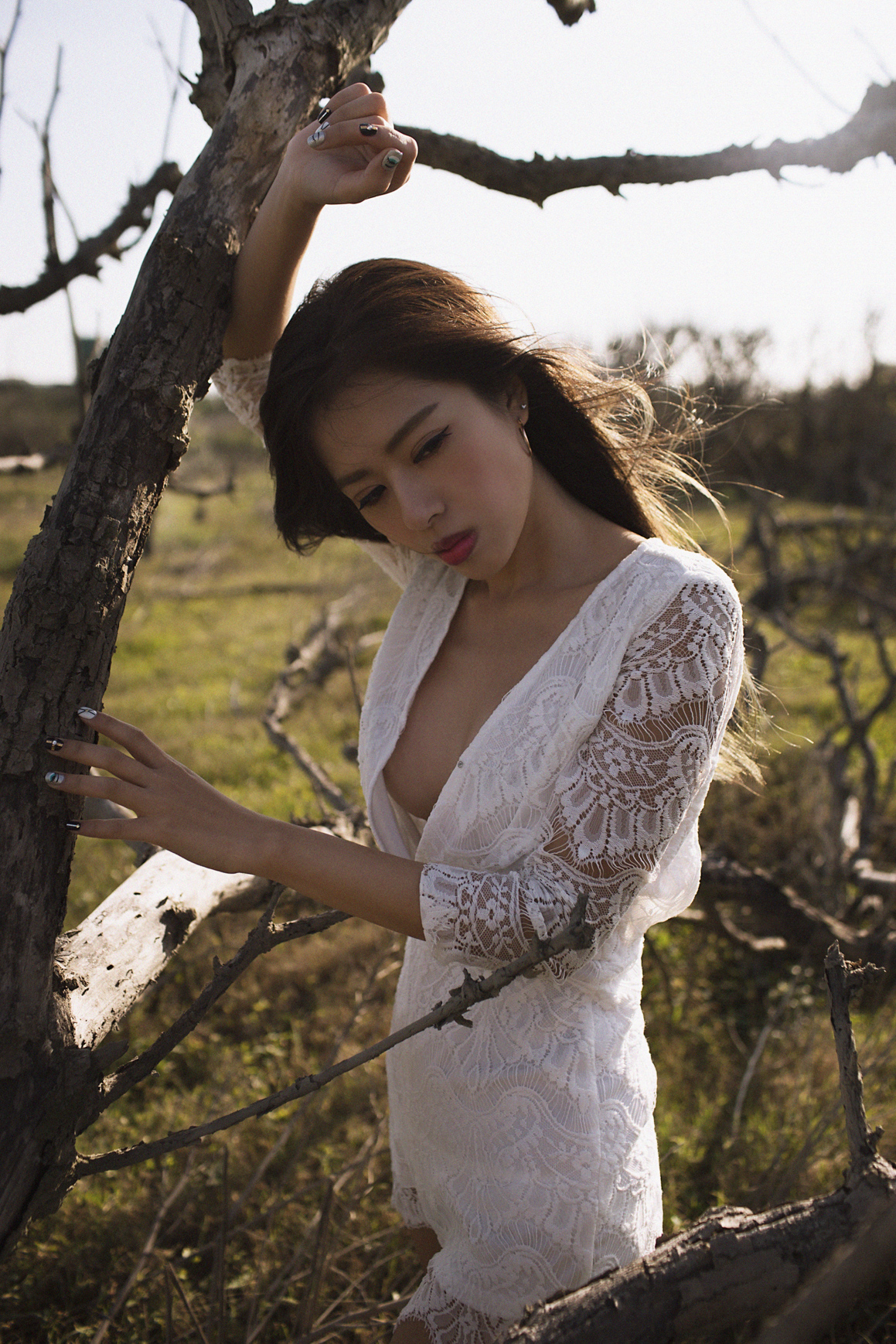自然與「女體曲線」交融的藝術！攝影師CK鏡下隨著森林跳舞的唯美情慾流動！