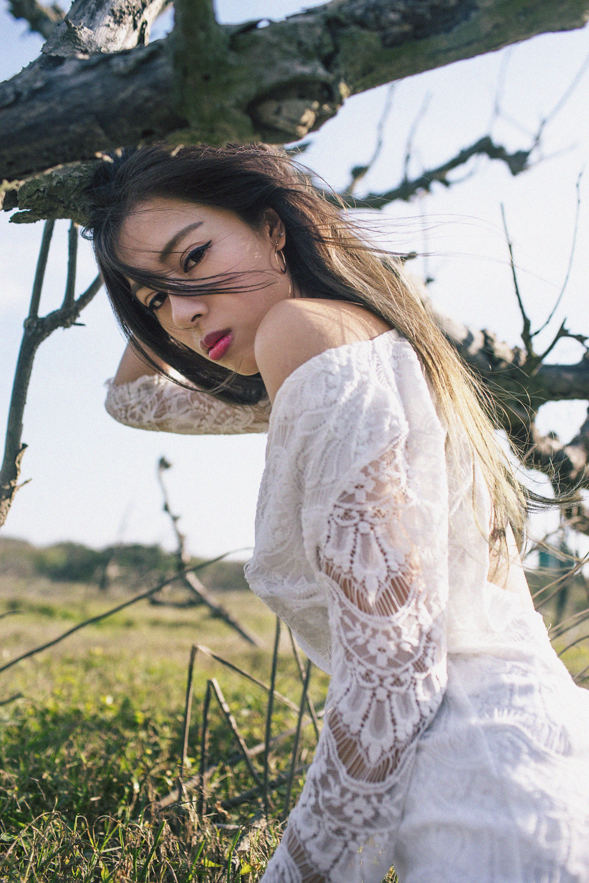 自然與「女體曲線」交融的藝術！攝影師CK鏡下隨著森林跳舞的唯美情慾流動！