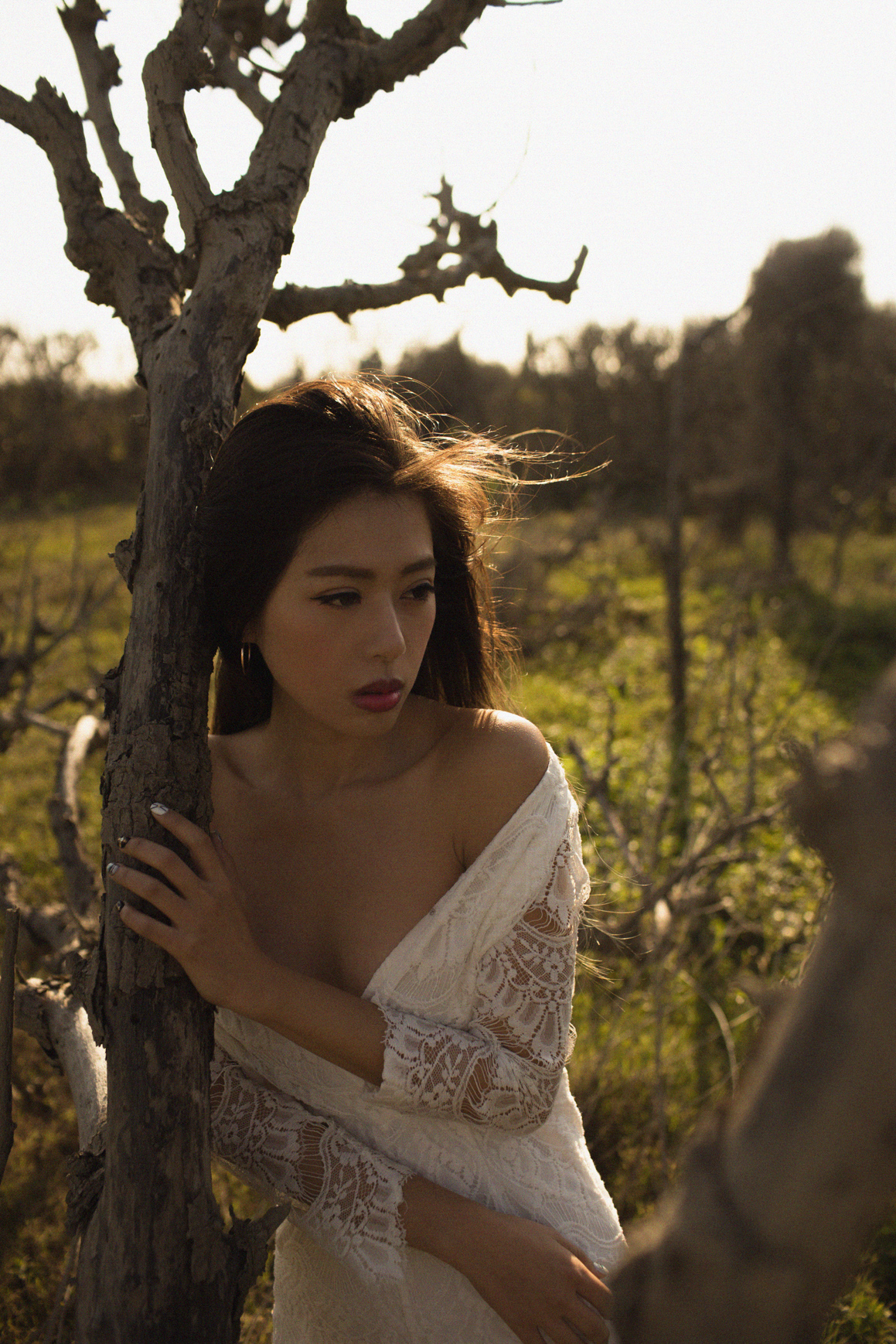 自然與「女體曲線」交融的藝術！攝影師CK鏡下隨著森林跳舞的唯美情慾流動！