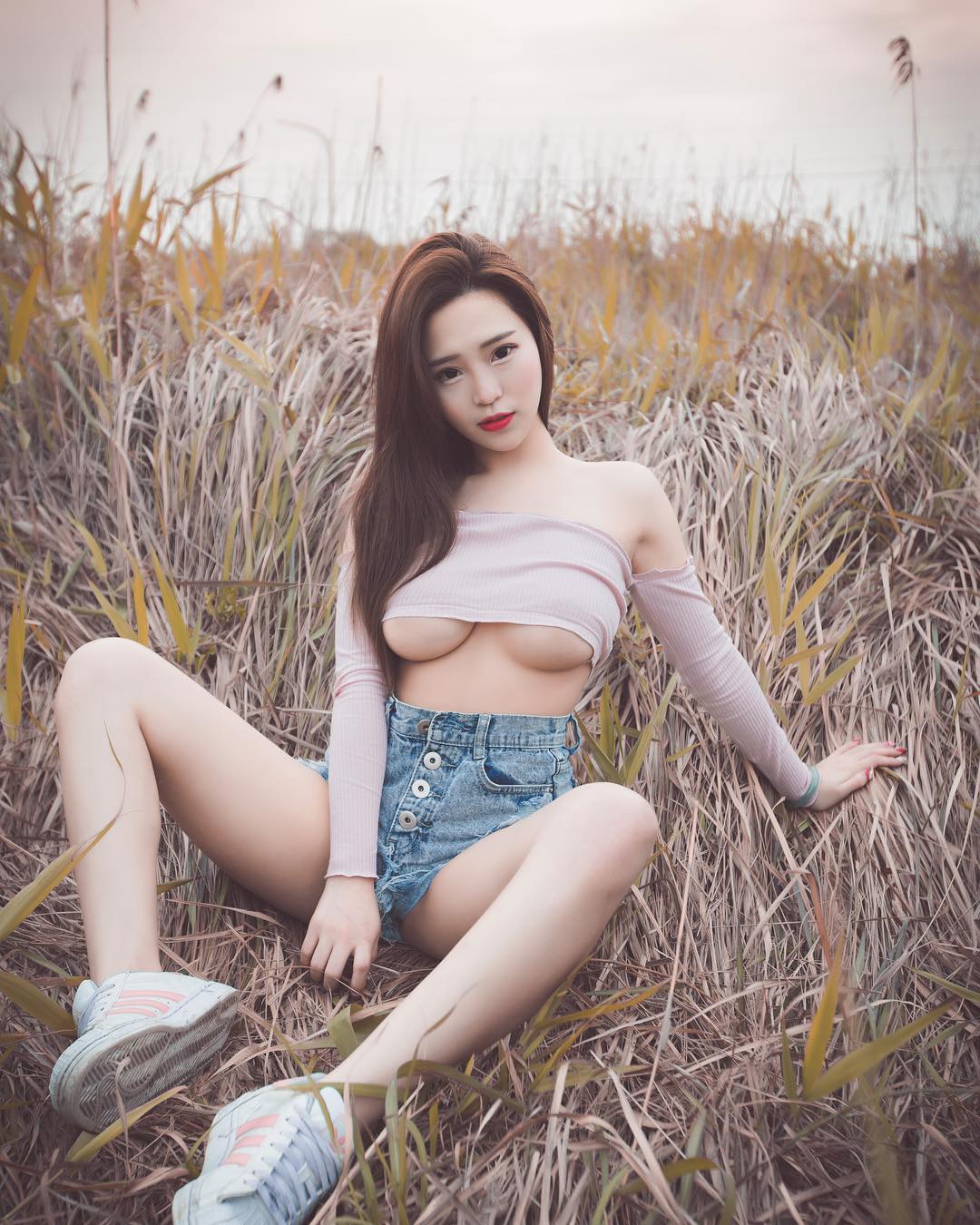 「爆乳正妹」身材太火辣！豪放份量的美乳加上氣質笑容，女帝一般的性感氣場！