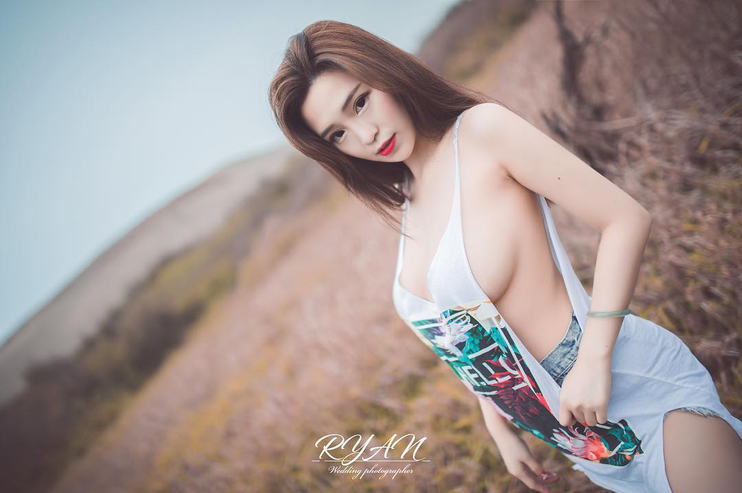 「爆乳正妹」身材太火辣！豪放份量的美乳加上氣質笑容，女帝一般的性感氣場！