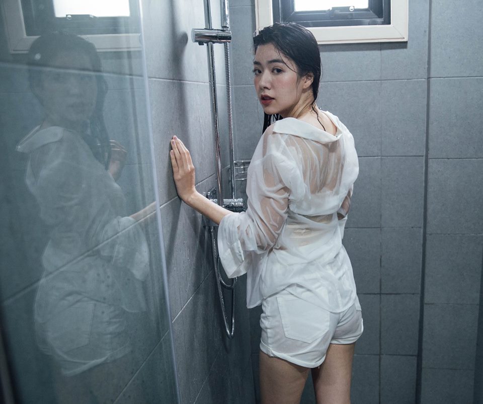 白襯衫就是要配濕身秀！「美乳正妹」在攝影師鏡下結合情慾與女體的優美藝術！