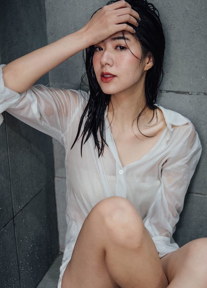 白襯衫就是要配濕身秀！「美乳正妹」在攝影師鏡下結合情慾與女體的優美藝術！