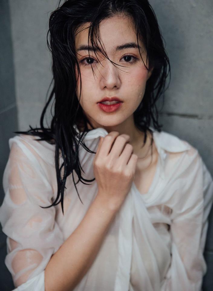 白襯衫就是要配濕身秀！「美乳正妹」在攝影師鏡下結合情慾與女體的優美藝術！