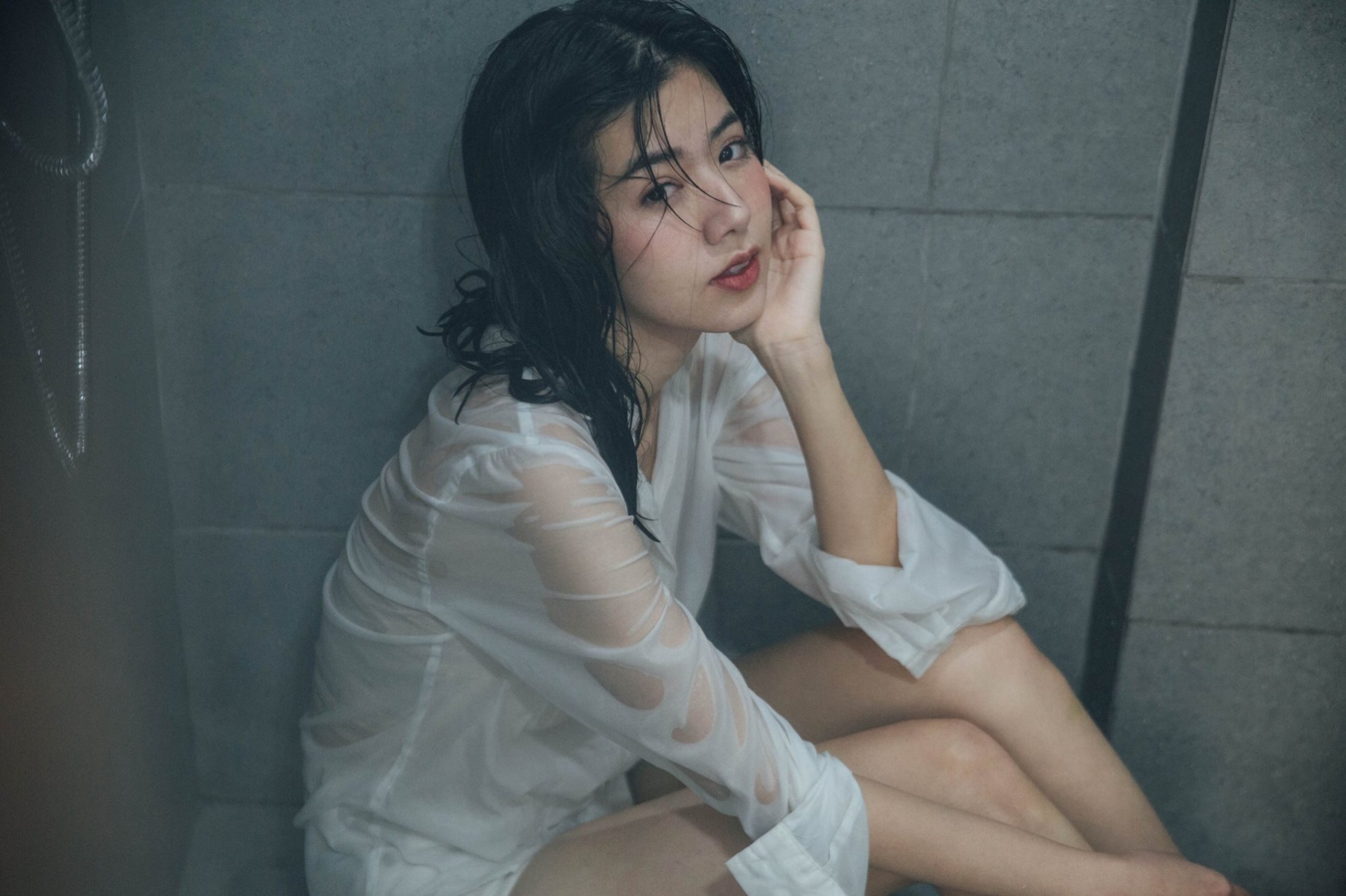 白襯衫就是要配濕身秀！「美乳正妹」在攝影師鏡下結合情慾與女體的優美藝術！