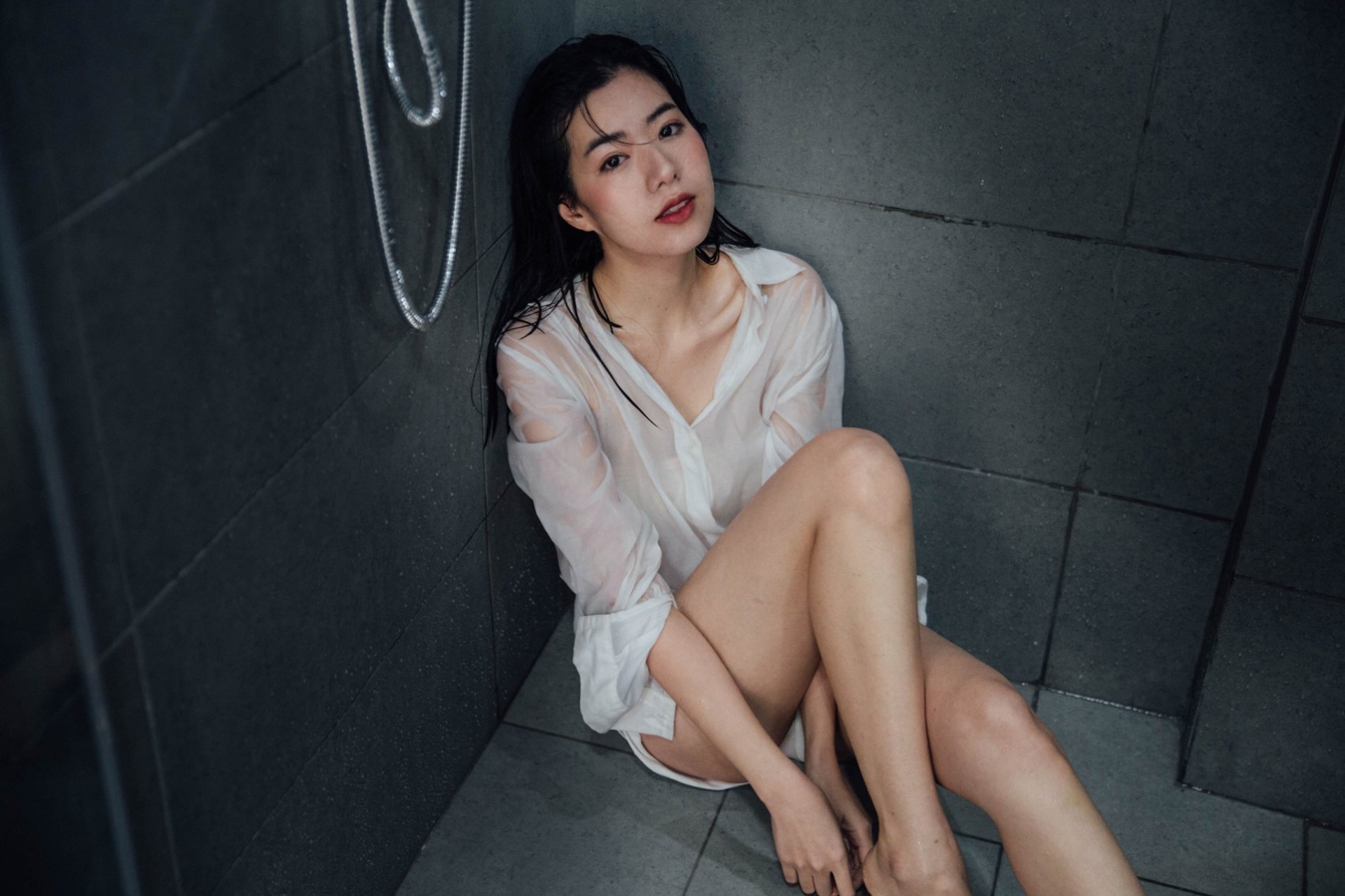 白襯衫就是要配濕身秀！「美乳正妹」在攝影師鏡下結合情慾與女體的優美藝術！