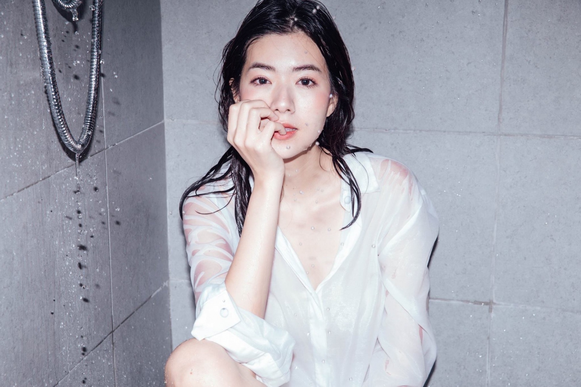 白襯衫就是要配濕身秀！「美乳正妹」在攝影師鏡下結合情慾與女體的優美藝術！