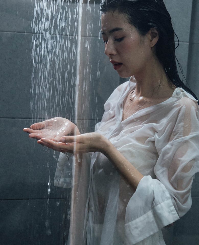 白襯衫就是要配濕身秀！「美乳正妹」在攝影師鏡下結合情慾與女體的優美藝術！