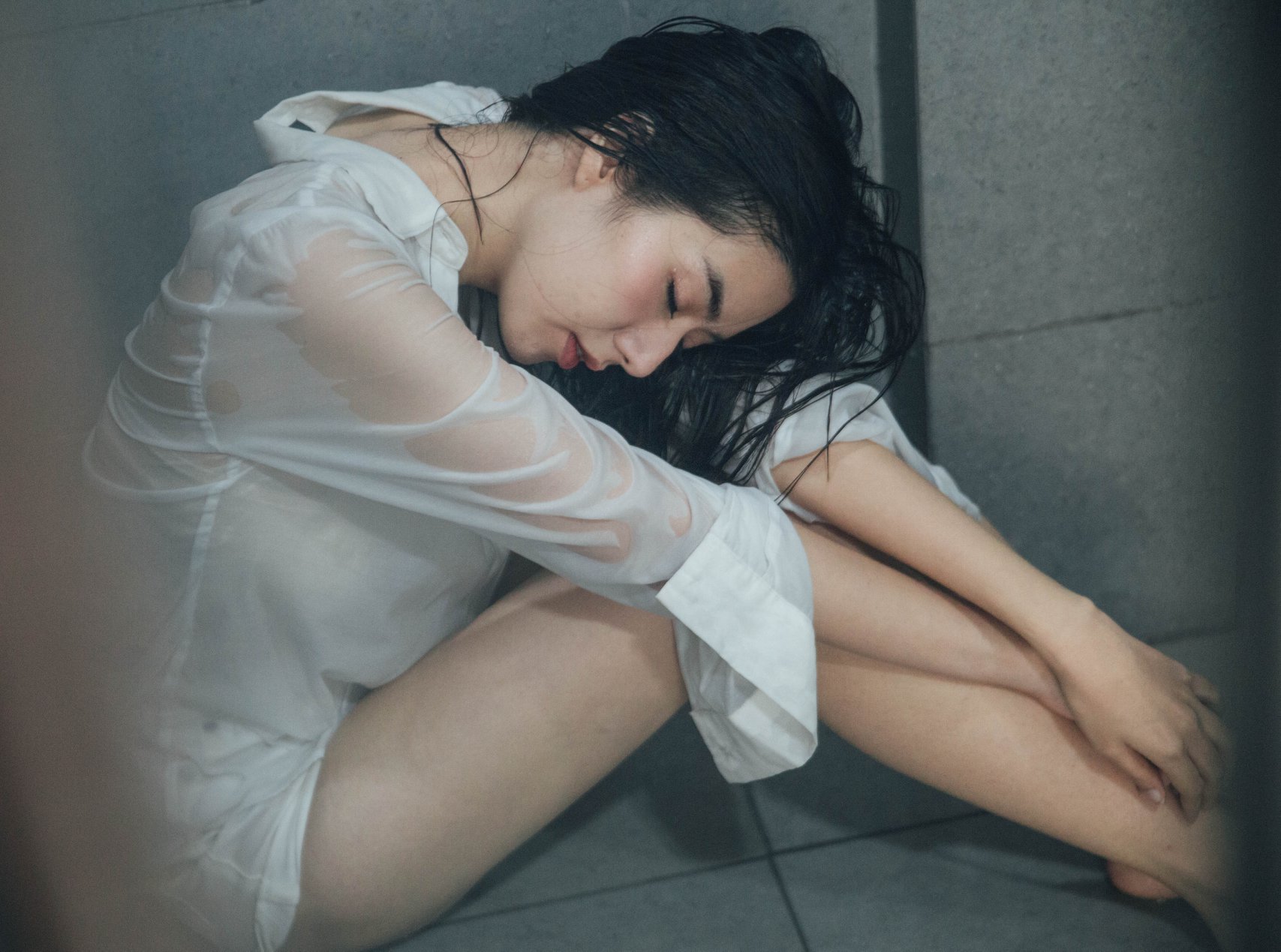 白襯衫就是要配濕身秀！「美乳正妹」在攝影師鏡下結合情慾與女體的優美藝術！