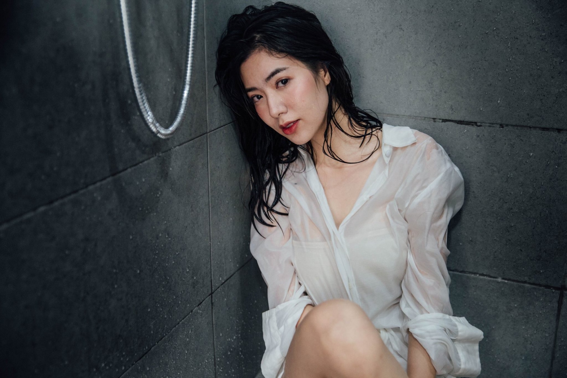 白襯衫就是要配濕身秀！「美乳正妹」在攝影師鏡下結合情慾與女體的優美藝術！