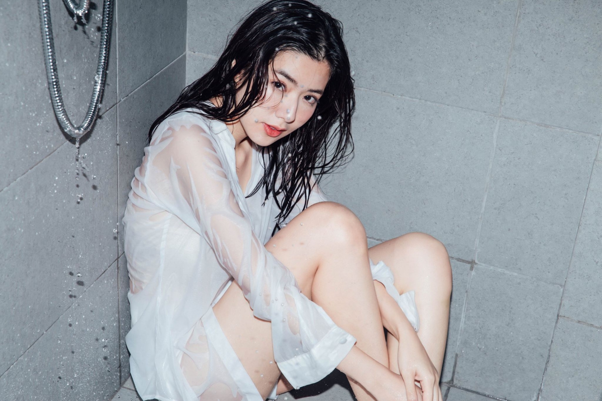 白襯衫就是要配濕身秀！「美乳正妹」在攝影師鏡下結合情慾與女體的優美藝術！