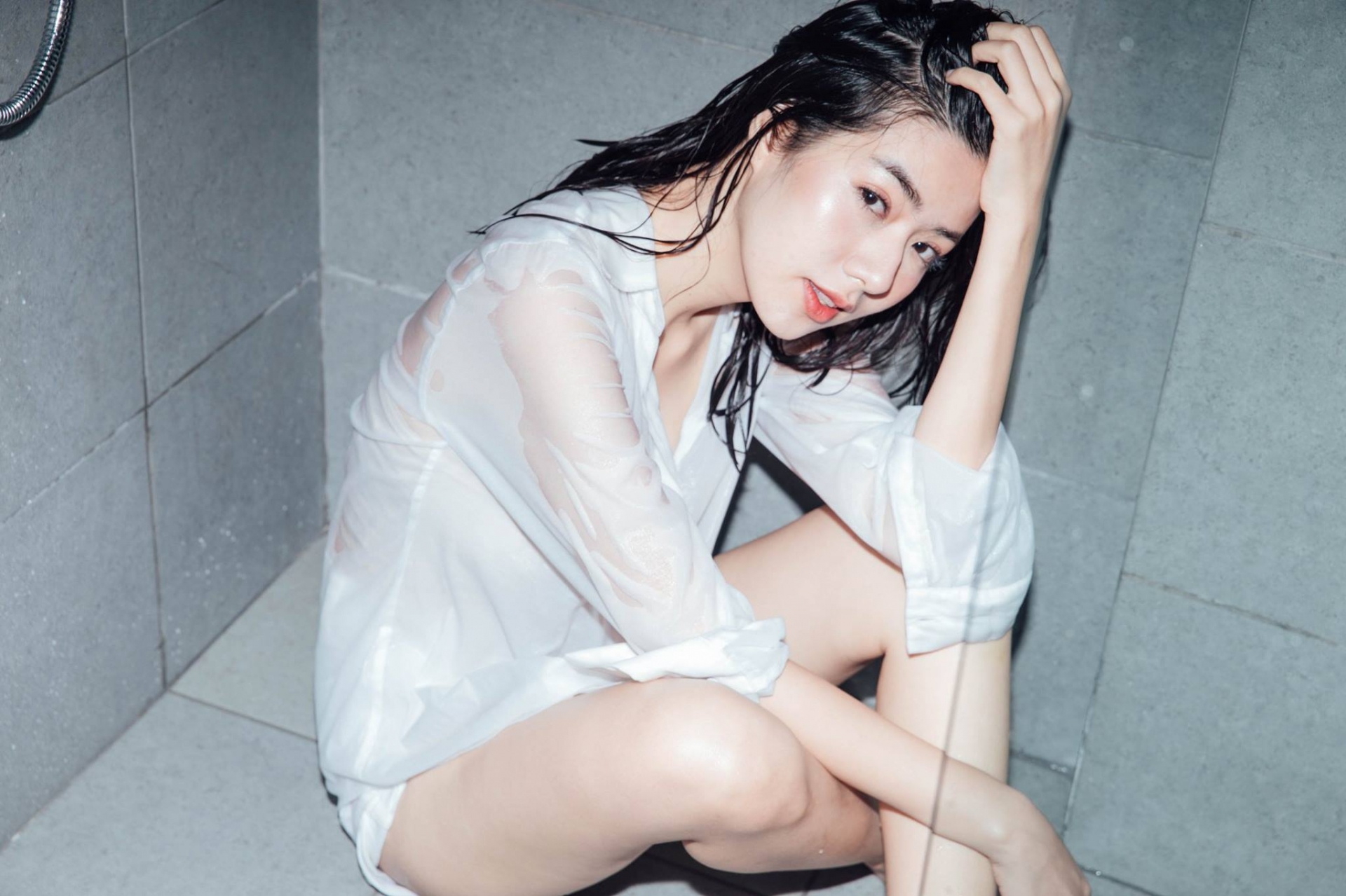 白襯衫就是要配濕身秀！「美乳正妹」在攝影師鏡下結合情慾與女體的優美藝術！