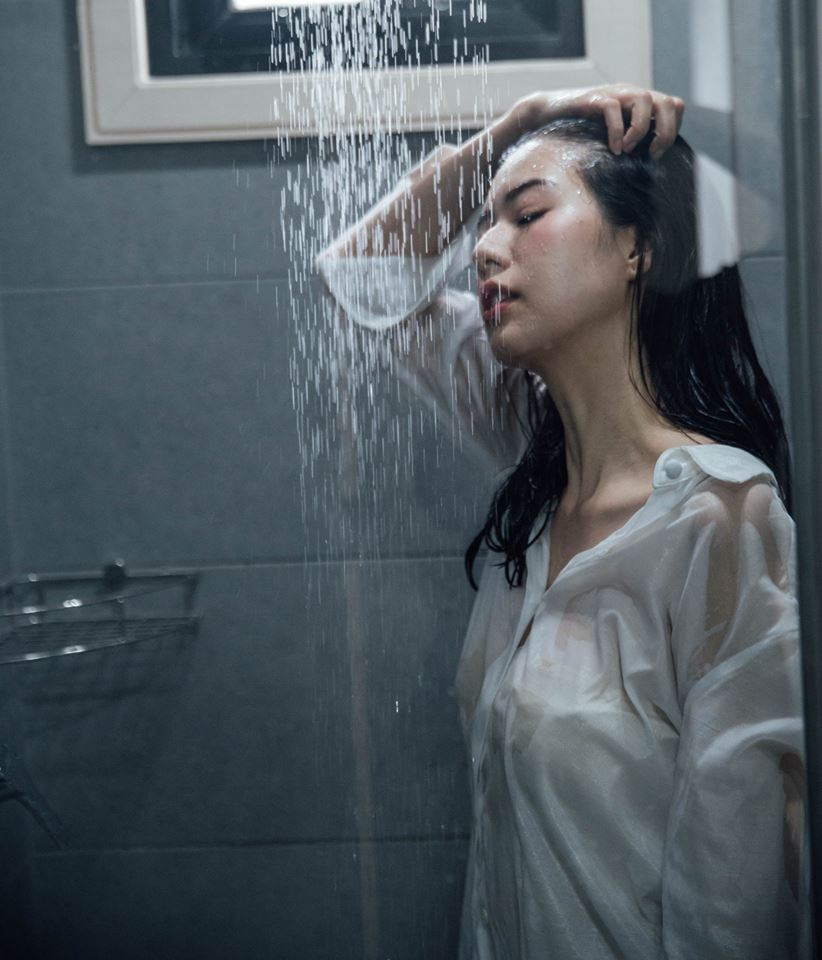 白襯衫就是要配濕身秀！「美乳正妹」在攝影師鏡下結合情慾與女體的優美藝術！