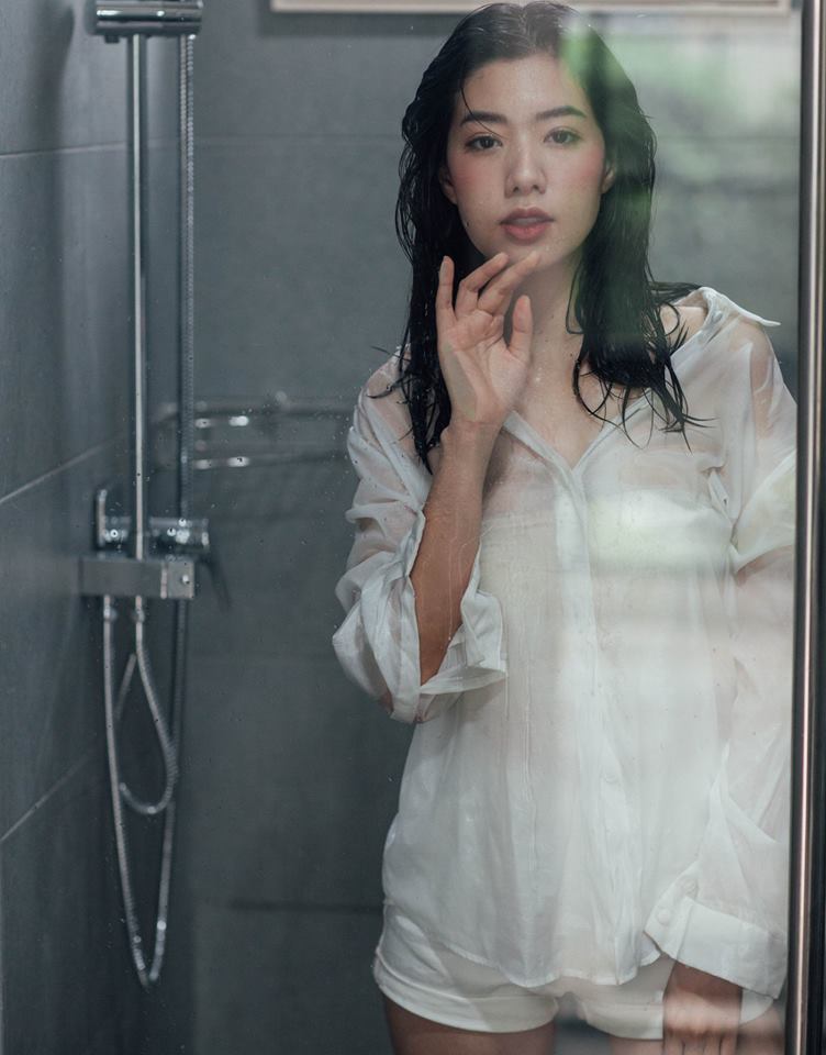 白襯衫就是要配濕身秀！「美乳正妹」在攝影師鏡下結合情慾與女體的優美藝術！