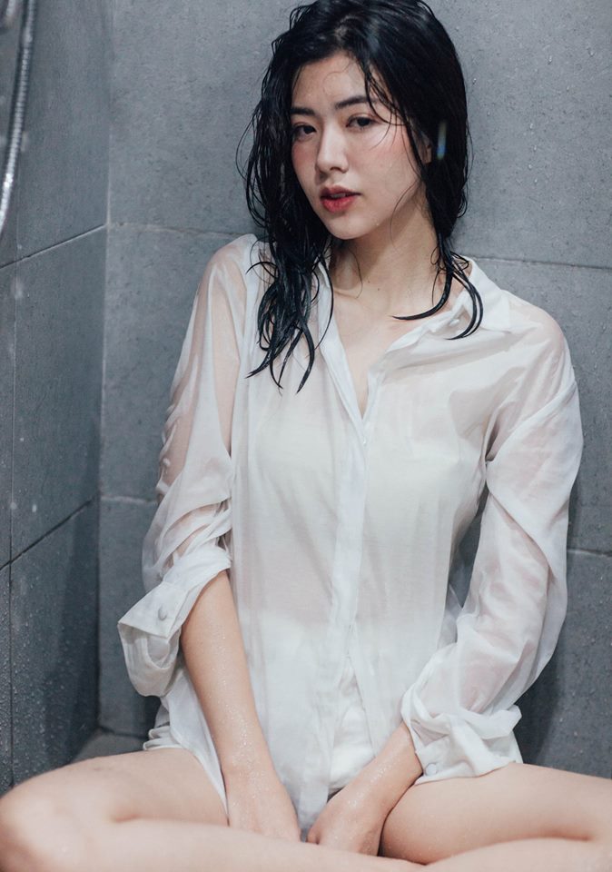 白襯衫就是要配濕身秀！「美乳正妹」在攝影師鏡下結合情慾與女體的優美藝術！