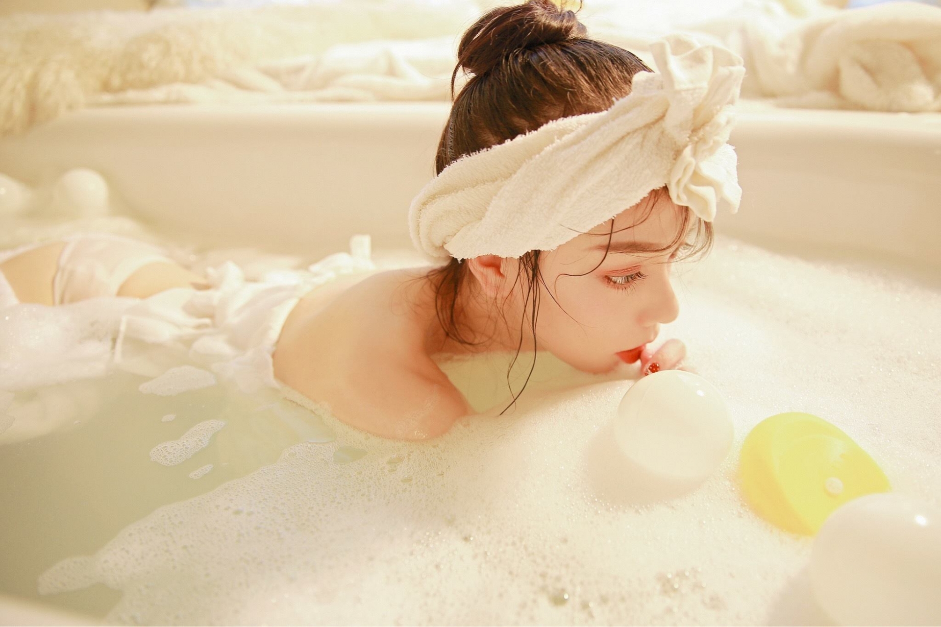 絕美「少女入浴」寫真！甜美中有著青澀的神秘，輕柔曲線透著性感的味道！