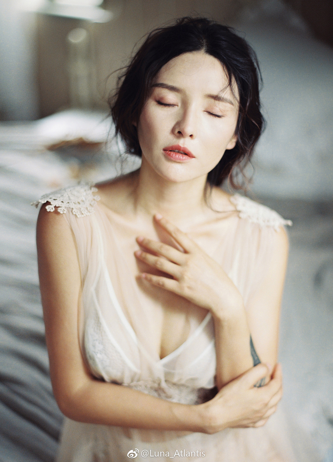 膠捲與薄紗的復古情懷！「氣質正妹」緊緻胴體若隱若現，迷離的唯美氛圍！
