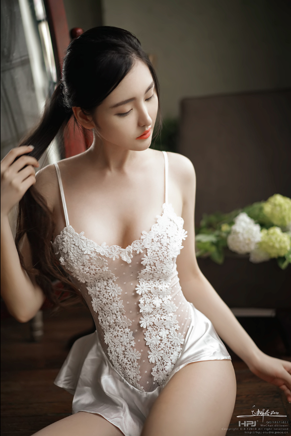 清晨的優雅胴體！性感白色薄紗下完美「翹臀曲線」，輕柔優美的女體藝術！