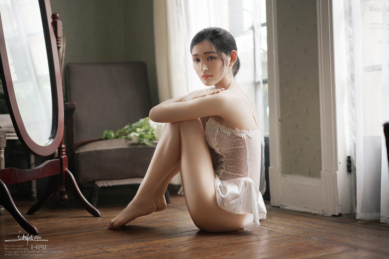 清晨的優雅胴體！性感白色薄紗下完美「翹臀曲線」，輕柔優美的女體藝術！