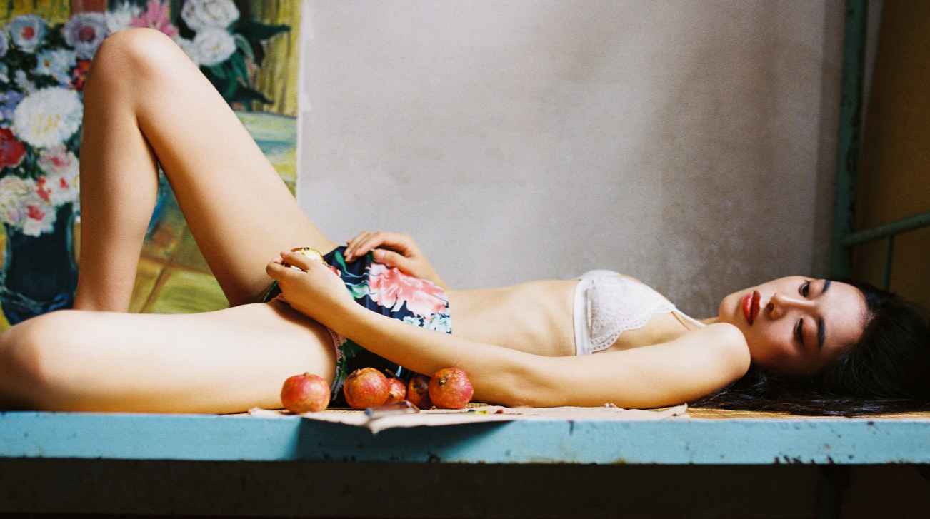 「爆乳小畫家」把身體當作情緒的畫布！慵懶性感的復古「女體藝術」！