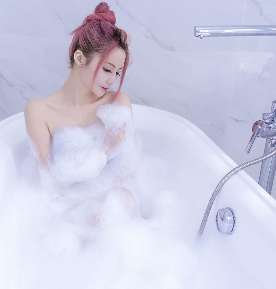 「爆乳小妖精」大露性感美背！火辣身材與魅惑笑容把你電的全身酥嘛！