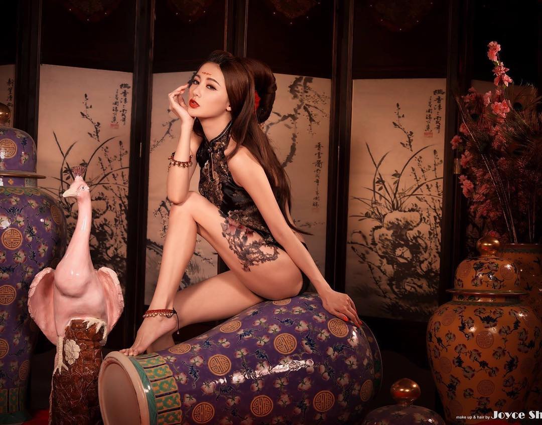 「爆乳小妖精」大露性感美背！火辣身材與魅惑笑容把你電的全身酥嘛！