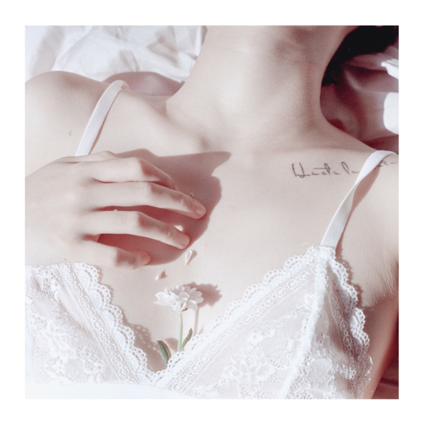 情慾的淡香！「少女胴體」的局部特寫，潔白柔軟中放到被放大的禁忌之慾！