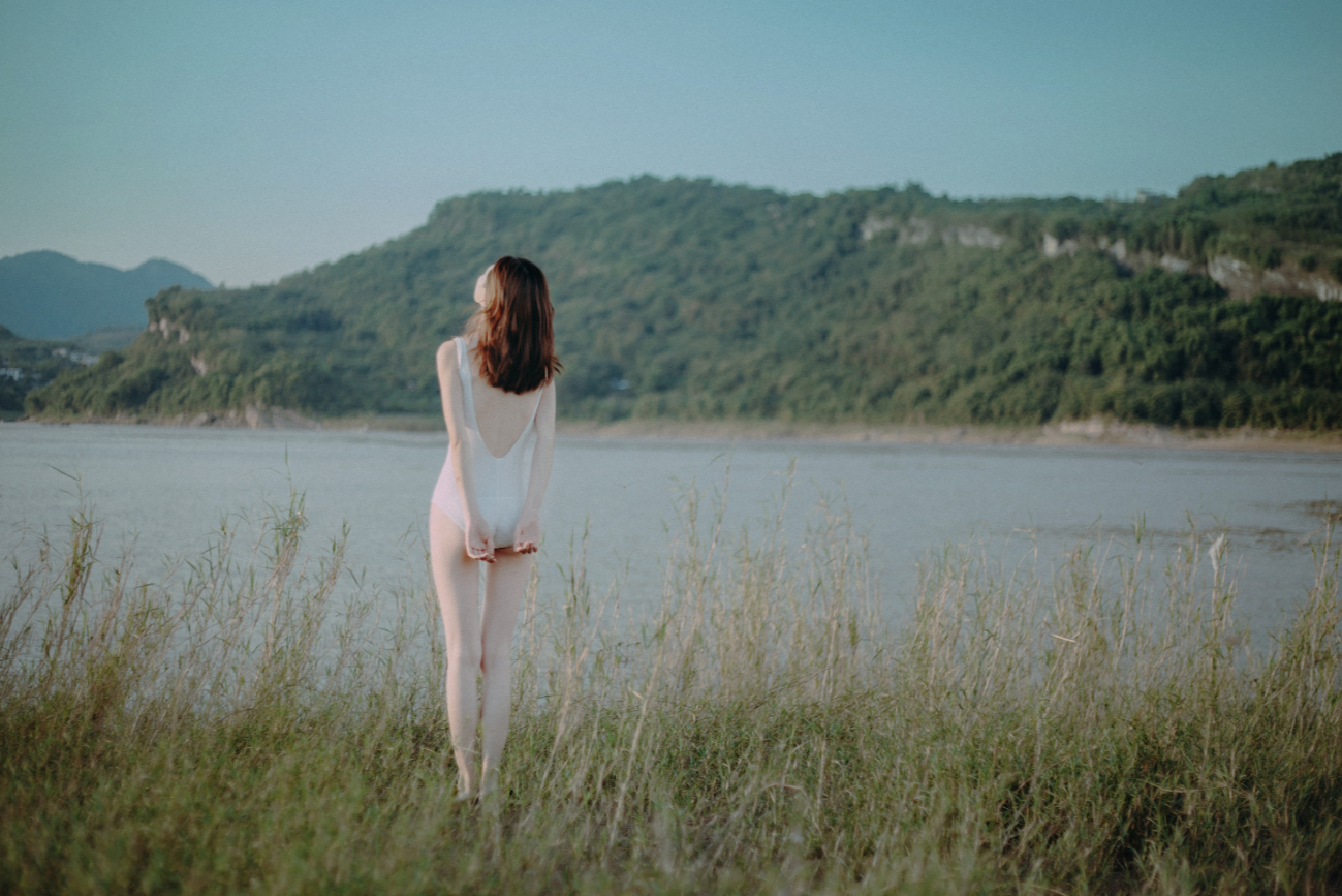 夕陽下的美臀！「氣質正妹」穿上史庫水化身白色妖精，結合性感的荒野小清新！