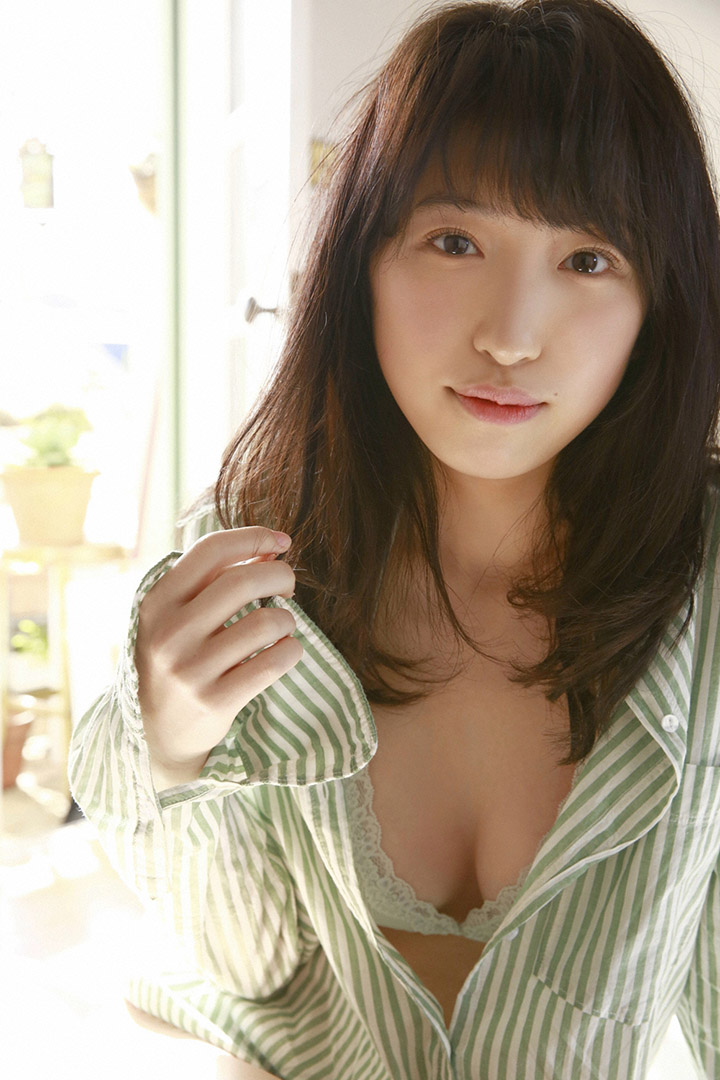 19歲樂團歌手進軍寫真界！清新白皙「爆乳偶像」日比美思又甜又辣的絕美畫面！