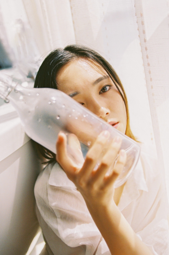 「日系少女」輕寫真！柔軟胴體輕飄水中，安靜舒適的絕美藝術！