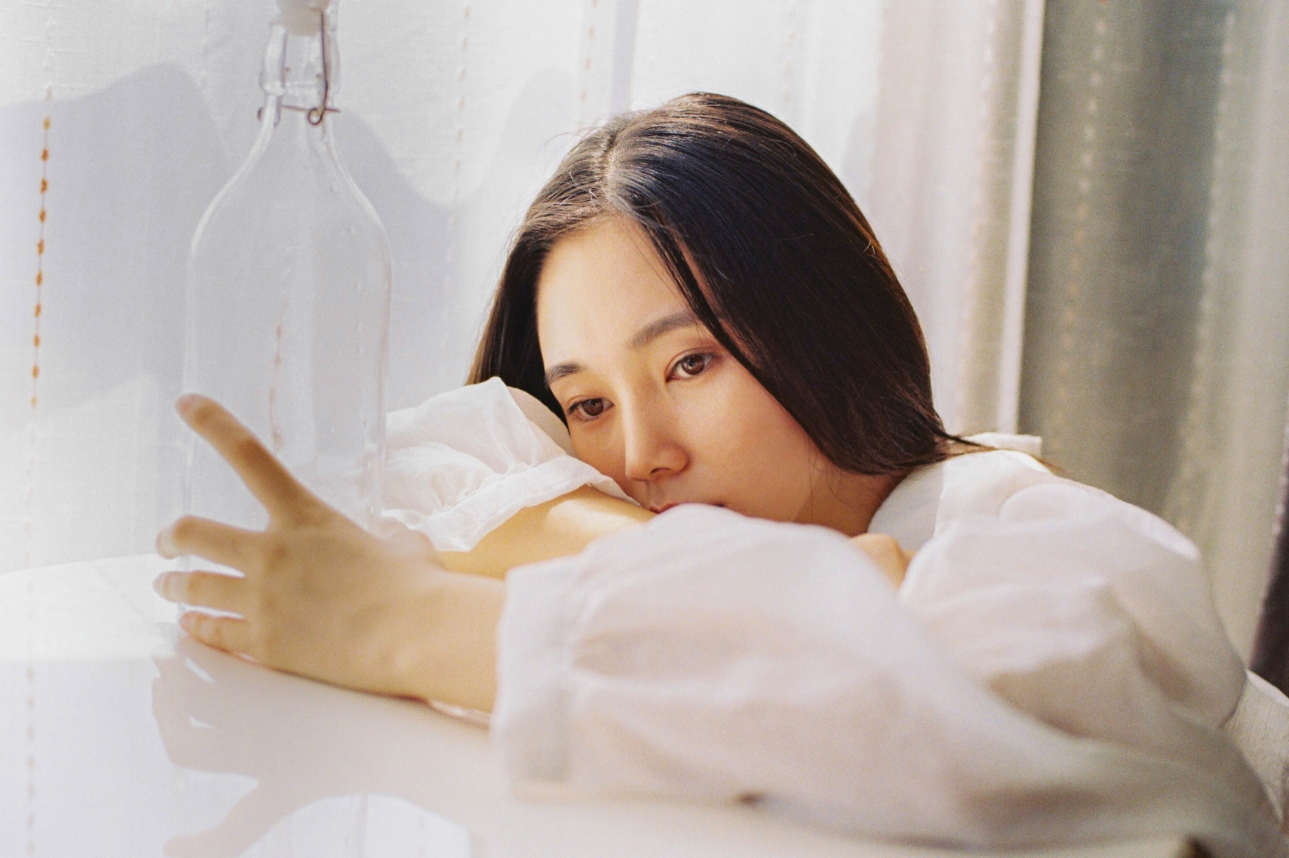 「日系少女」輕寫真！柔軟胴體輕飄水中，安靜舒適的絕美藝術！