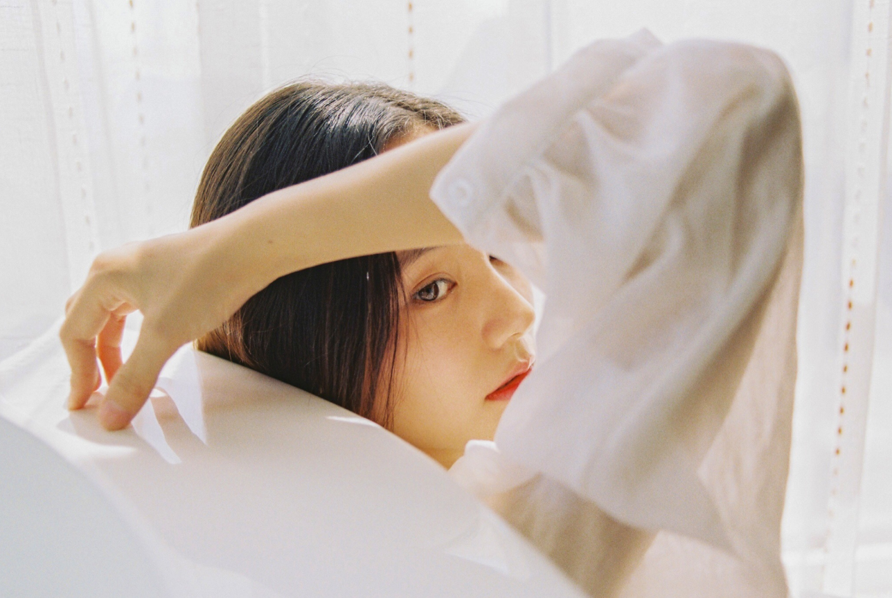 「日系少女」輕寫真！柔軟胴體輕飄水中，安靜舒適的絕美藝術！