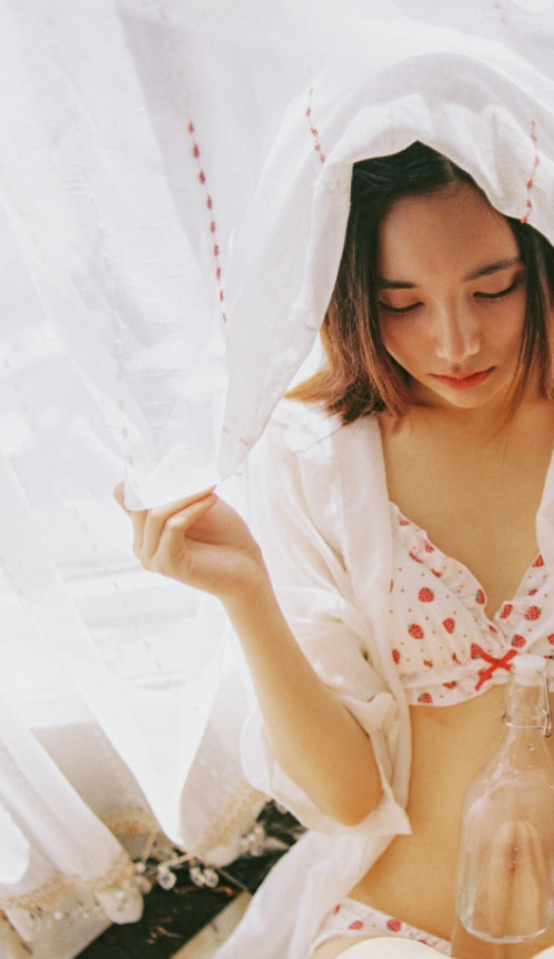 「日系少女」輕寫真！柔軟胴體輕飄水中，安靜舒適的絕美藝術！