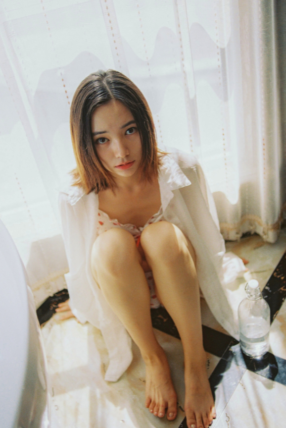 「日系少女」輕寫真！柔軟胴體輕飄水中，安靜舒適的絕美藝術！
